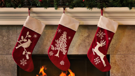 DIY Christmas Stockings and Garland Ideas for Your Fireplace